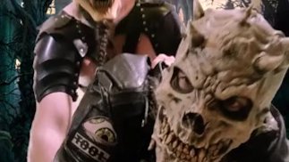 Unbeschnittene schwule Leder-Biker-Dämonen ficken ohne Gummi vor einer alten Burgruine.