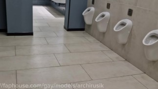 Slutty hunk ve veřejné koupelně dal jeho penis a cum v mých ústech 💦💦💦 gloryhall!