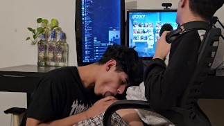 私はディックが欲しかったので、彼が遊んでいる間、私は私のボーイフレンドをからかった
