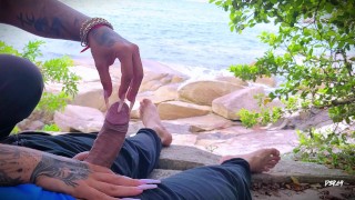 Punheta de ejaculação surpresa na praia