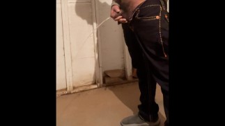 Piss-Verzweiflung beim Masturbieren in der Garage draußen - konnte nicht abspritzen (nahm dringend pissen)