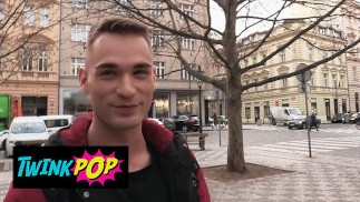 TWINKPOP - Lange man is gretig om wat geld te verdienen en vindt het niet erg om een andere Guy's lul te zuigen