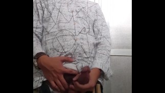 Tiener twink Aziatische Filipijnse jongen flasht gigantische lul gooning in openbaar toilet