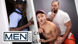 MEN - Chuck Conrad kommt herein, während Enzo Müller sich mit einem Toy fickt und übernimmt
