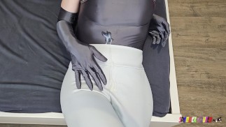 SpandexQueen kommt zweimal und melkt sein Sperma auf ihre weißen Lederleggings + grauen Elasthan-Körper