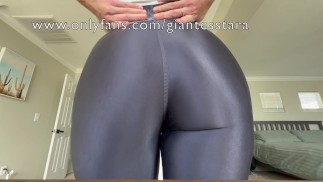 Giganta de treino encontra e armadilhas uma bunda Slave minúscula em seu Trailer de Leggings