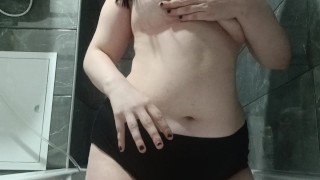 ragazza sexy che gioca con se stessa