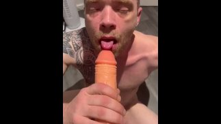 Prosty facet ssie masywnego kutasa (pełny vid na moim OF)