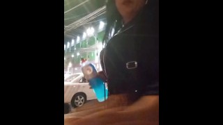 Mujer trans, caliente sale a buscar pene a la calle