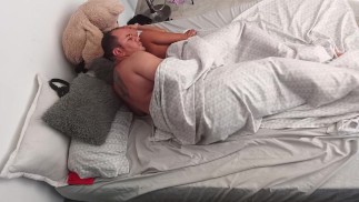Ik vraag mijn geile stiefvader om seks te hebben en mijn kutje te vullen.