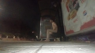 Masturbarsi completamente nudo in pubblico fino allo sperma