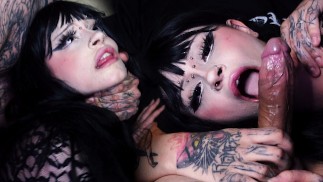 Onschuldige tiener krijgt haar gaten ruw gebruikt door de monsterlul van een goth-jongen