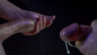 Sparo sperma direttamente sul tappeto, il mio grosso cazzo è impazzito
