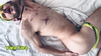 Namiętny przystojny wytatuowany facet uprawia romantyczny seks solo w sypialni. Teledysk