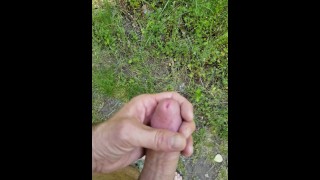 BUSTED! Wanderer erwischte nackten, geilen Kerl, der einen großen Schwanz wichst, während er auf der Spur kommt. Habe wenigstens meinen Orgasmus bekommen.