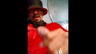 Sexy Latino in zwart en rood