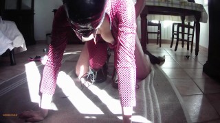 Milf en traje de cuero y botas sobre la rodilla, garganta, follada, semen en las tetas