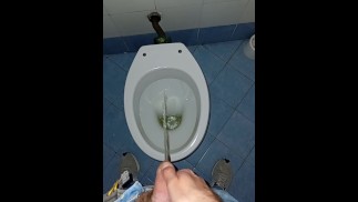 um jovem foi a um banheiro público sujo para fazer xixi e se masturbar