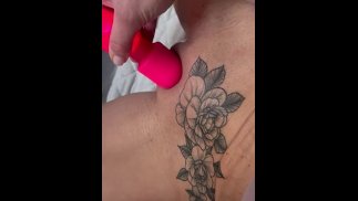 猫の入れ墨と美しいクリトリスを持つ熟女に合う大声でうめき声オーガズム