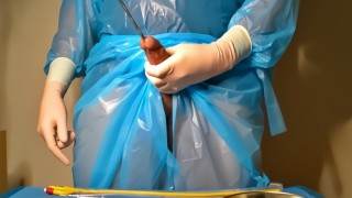 医者は手袋で遊んで自分に聞こえる