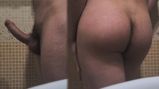 Obří zadek pláče po penisu. Nakonec masturbuje v domnění, že ho někdo šuká.