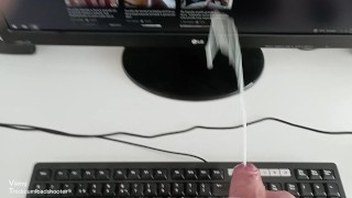 Potente corrida pringosa gimiendo sobre mi pc mirando mi propio perfil en PH! Estaba muy cachondo!