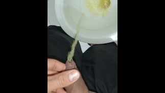 hombre joven desesperado pissing, erección matutina, primer plano