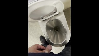 Pisciata pubblica con prepuzio tirato indietro – Cazzo piccolo non circonciso nel bagno del treno
