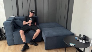 Guyがけいれんし、ナイキエアMaxプラスTNでCUM