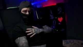 マスクされた入れ墨された男はハードコック検閲をからかうキンクカスタムビデオプレビュー男性Bunny OnlyFans