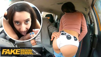 这个热辣的黑发有一个桃色的屁股，她喜欢舔屁股 - Fake Driving School