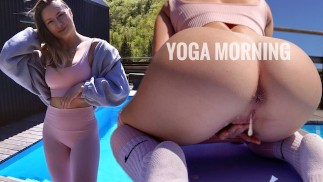 Um vizinho espia ioga matinal à beira da piscina e junta-se a mim
