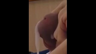 Joven discapacitado se masturba la polla y se corre con una enorme cantidad de esperma 💦