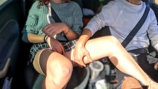 Teen Belle-fille seule dans la voiture de son beau-père