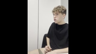 Twink在书房里自慰